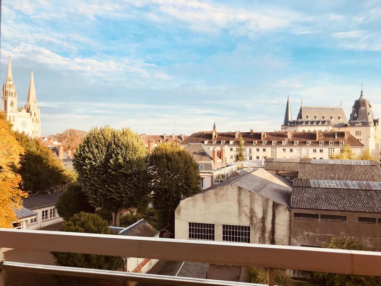 Appartement Avec Parking Et Balcon Vue Cathedrale Chartres Exterior foto